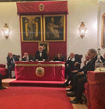 El Presidente de la Academia, Antonio Pascual Acosta, da comienzo al acto.